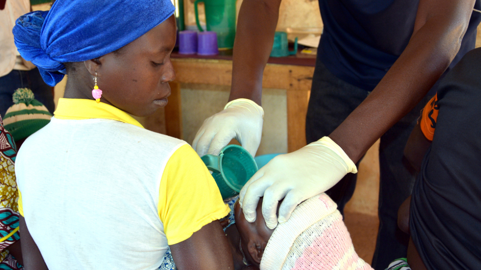 Zentralafrikanische Republik mangelernährtes Kind medizinische Nahrungsaufnahme