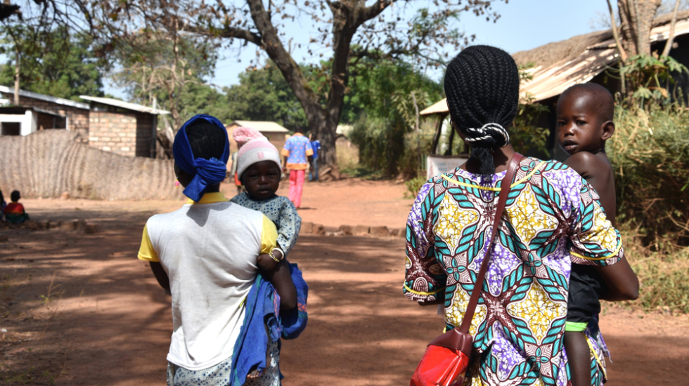 Zentralafrikanische Republik Mütter tragen Kinder zu Gesundheitsstation