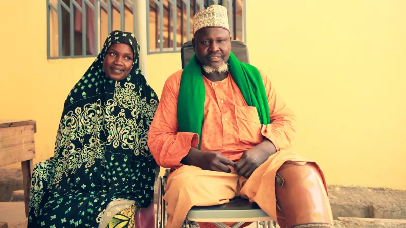 Ein Mann und eine Frau lächeln in die Kamera