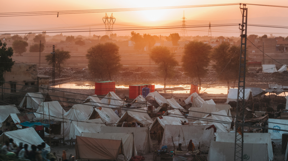 Flut in Pakistan: Sonnenuntergang über Zeltstadt