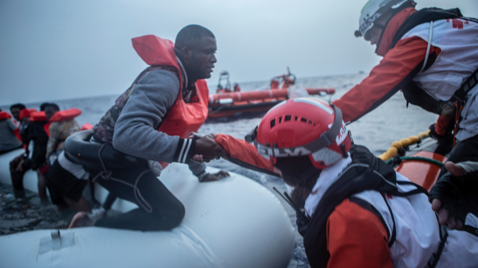 Geflüchtete bei einer Rettungsaktion im Mittelmeer