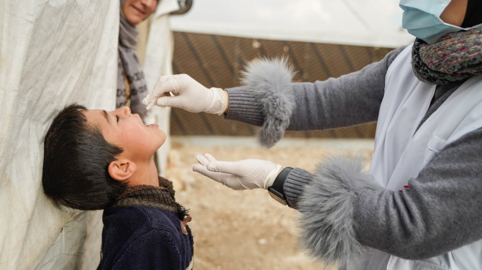 Ein kleiner Junge im Libanon wird gegen Cholera geimpft.