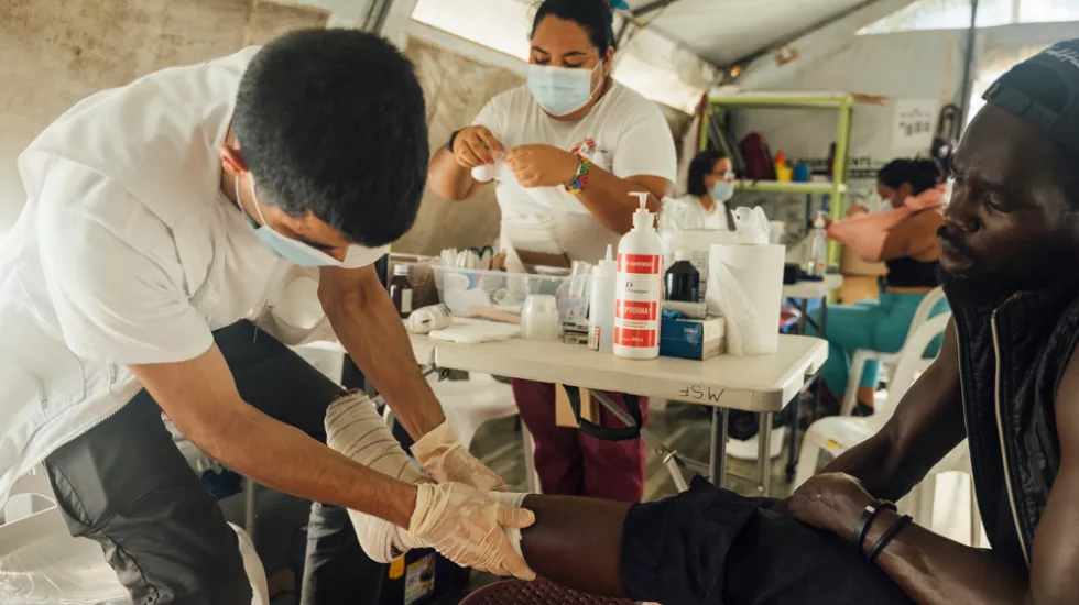 Panama, San Vicente: Julien Jean aus Haiti wird behandelt.