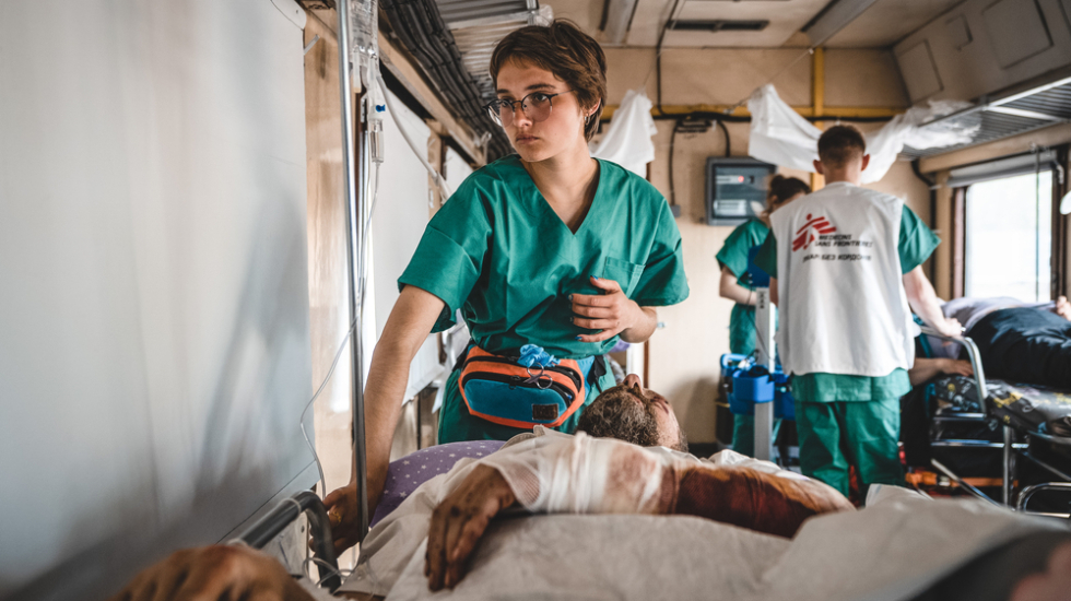 Eine unserer Krankenpfleger*innen versorgt einen Patienten in unserem medizinischen Zug