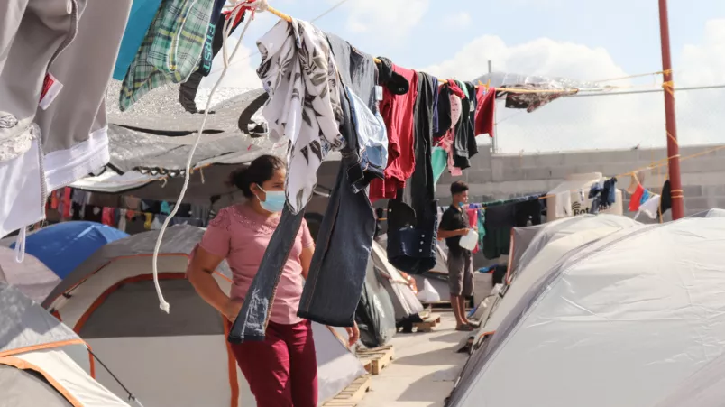 Auf der Plaza de la República in Reynosa, im Nordosten Mexikos, leben mehr als 2.000 geflüchtete Menschen aus dem Nördlichen Dreieck Zentralamerikas unter menschenunwürdigen Lebens- und Sicherheitsbedingungen.