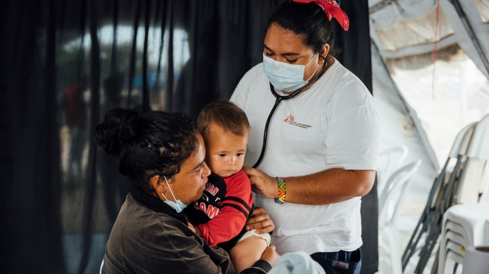 Medizinische Beratung einer Mutter und ihres Babys im Einwanderungszentrum San Vicente, in Panama.