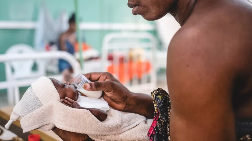 Eine Mutter füttert ihr Neugeborenes in Bangui, Zentralafrikanische Republik