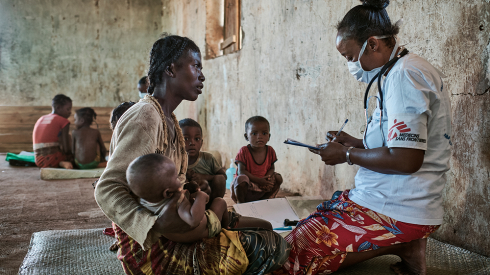 Mutter mit Kind spricht mit Mitarbeiterin von Ärzte ohne Grenzen