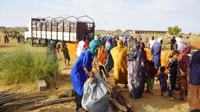 Binnenflüchtlinge erhalten Hilfsgüter in Gao.