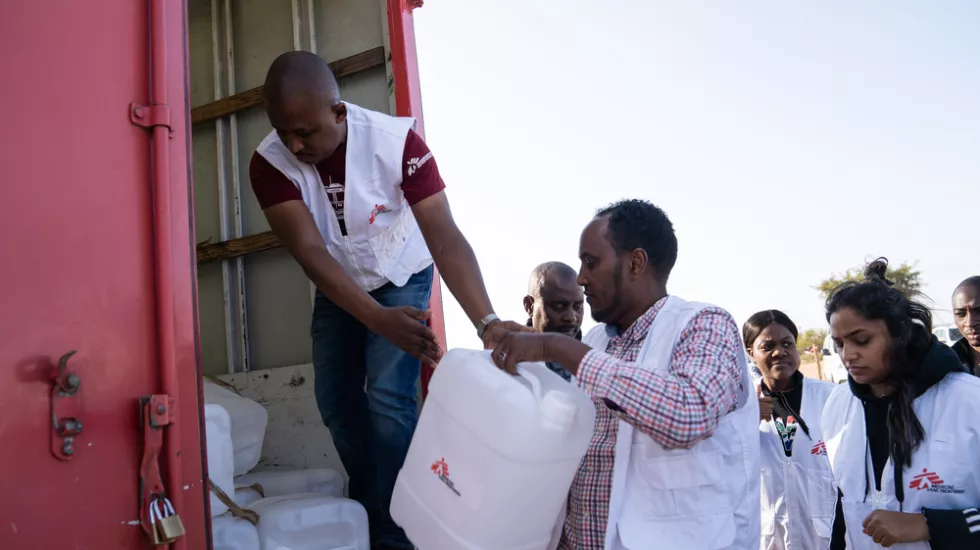 Südafrika: Verteilung von Cholera-Hygienesets.
