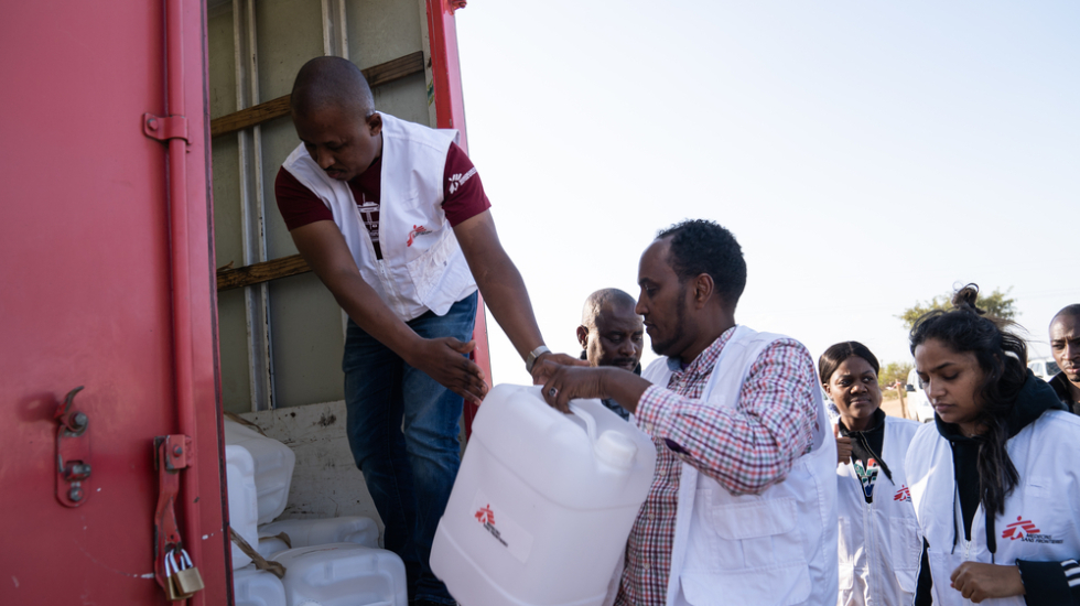 Südafrika: Verteilung von Cholera-Hygienesets.