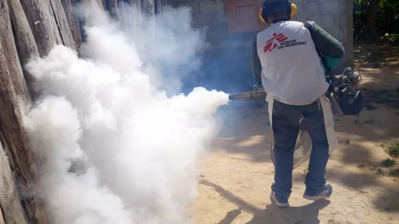 Einer unserer Mitarbeiter sprüht Dampf aus einem Gerät