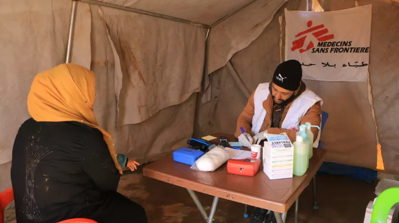 Ein Krankenpfleger im Gespräch mit einer Patientin