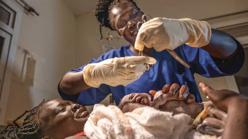 Eine Hebamme versorgt ein gerade Geborenes Kind im Südsudan