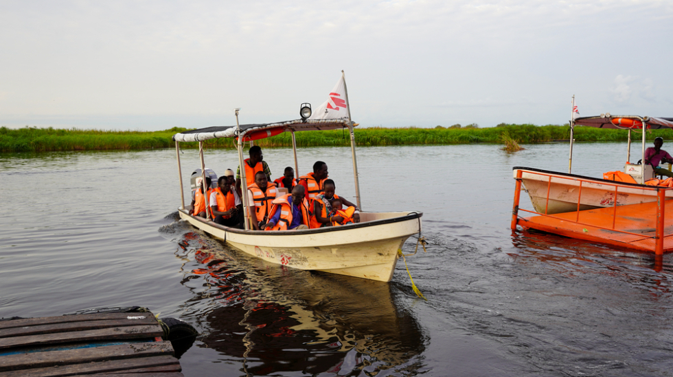 Patient*innen auf einem Boot im Südsudan