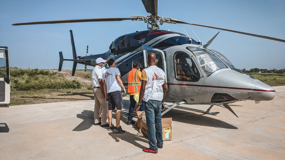 Hilfsgüter werden per Hubschrauber transportiert.