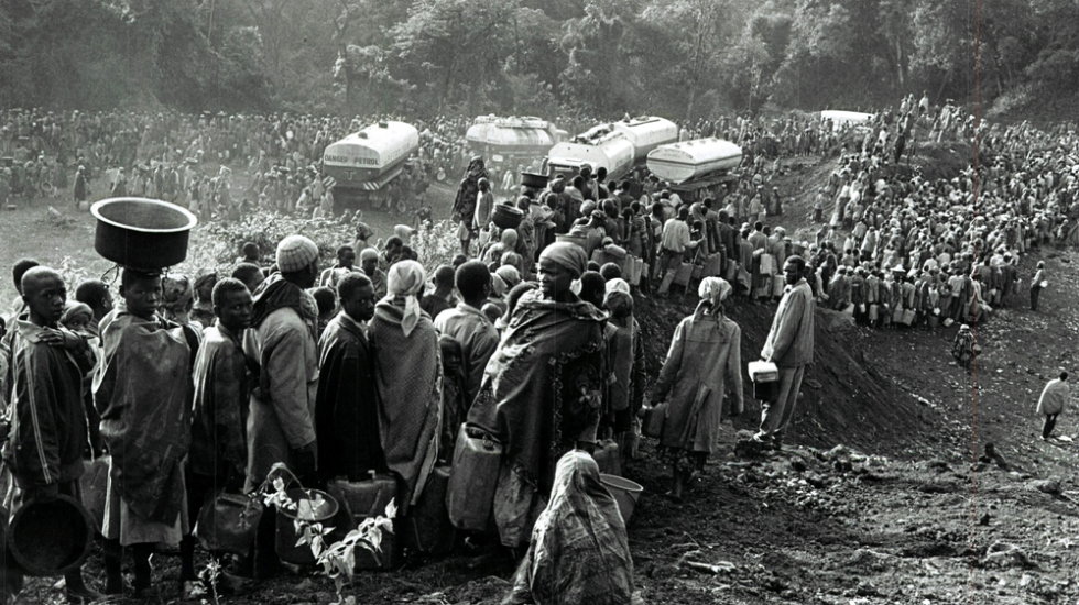 Schwarz-weiß Aufnahme einer langen Schlange von geflüchteten Menschen aus Ruanda
