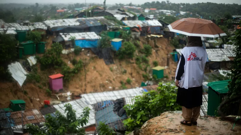 Eine Mitarbeiterin blickt über das Camp