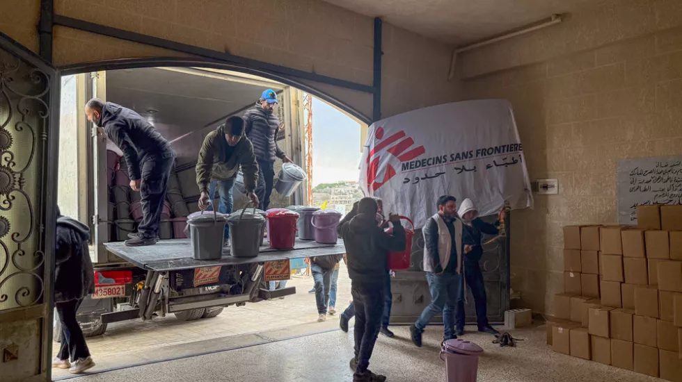 Südlibanon: Mitarbeiter entladen und verteilen Hilfsgüter.