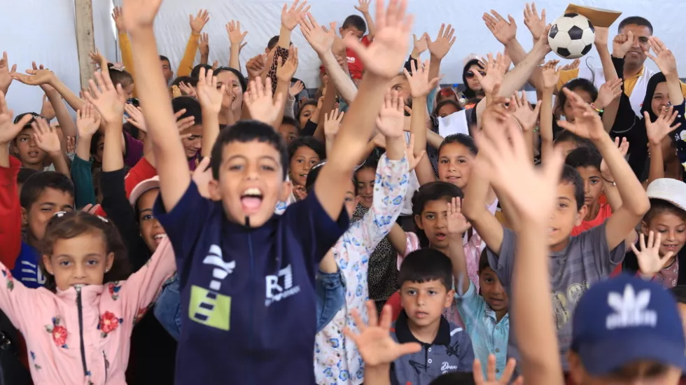 Kinder in Gaza nehmen an der Aktivität zur Förderung der psychischen Gesundheit teil.