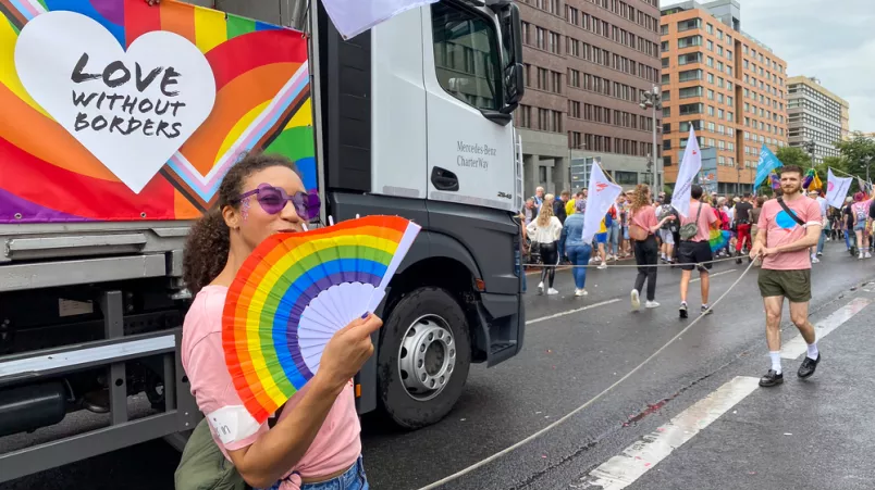 Dekorierter LKW und Teilnehmer beim Christopher Street Day