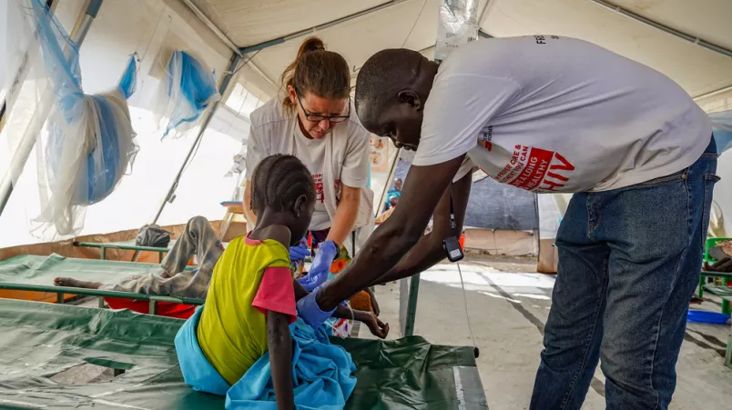 Unsere Mitarbeiter*innen behandeln einen Cholera-Patienten.