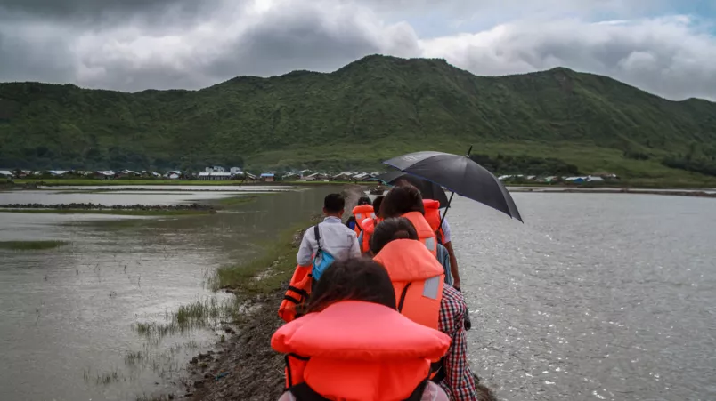 Medizinisches Team auf dem Weg in das Vertriebenencamp Ah Nauk Ye in Myanmar. 