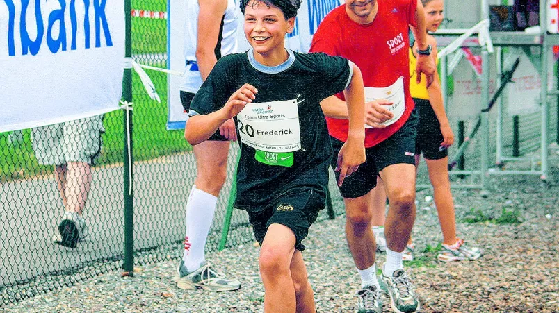 Ein Kind läuft bei einem Spendenlauf.