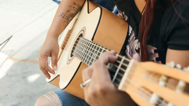 Eine Person spielt Gitarre.
