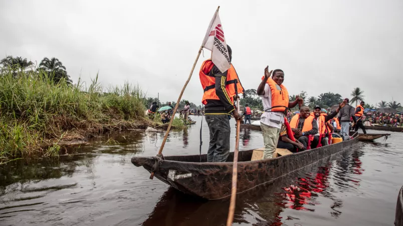 Boot mit Mitarbeitenden auf Fluss