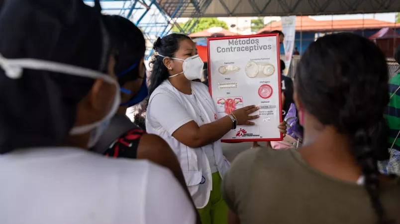 Mitarbeiterin spricht vor Gruppe Frauen