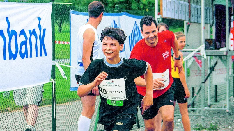 Ein Kind läuft bei einem Spendenlauf.