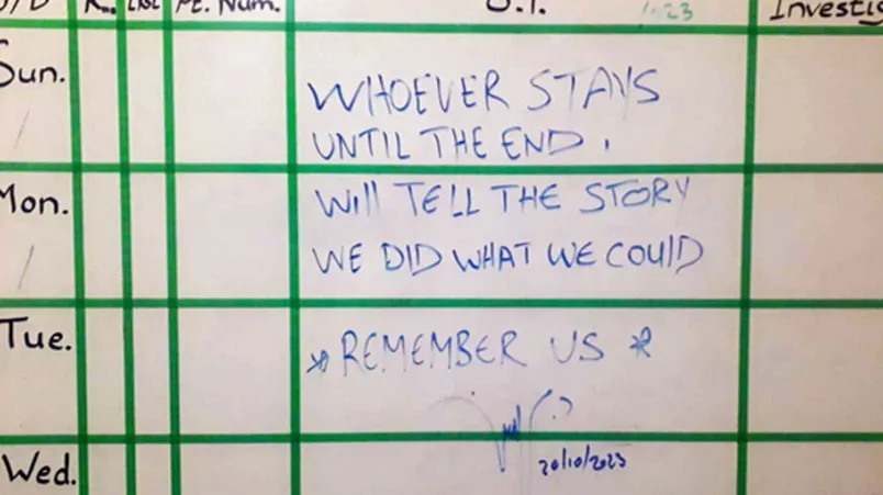 Whiteboard mit grüner Tabelle und datierter Nachricht