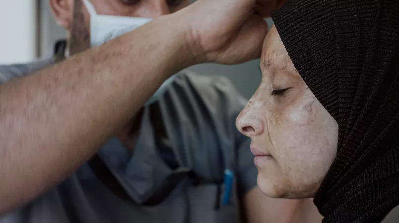 Aufnahme von Reda bei ihrer Behandlung. 