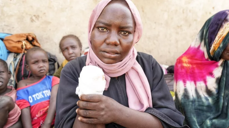 Portrait einer Frau mit einer amputierten Hand.