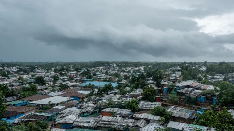 Hütten aus Planen und Bambus bis zum Horizont.