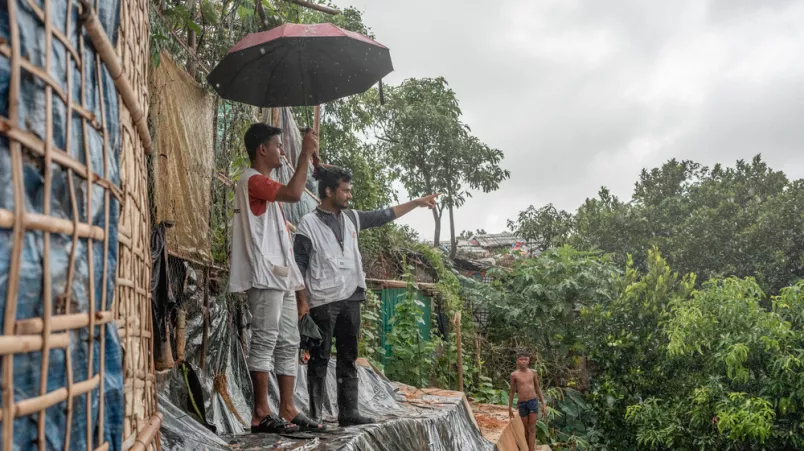 2 Personen blicken über das Camp.