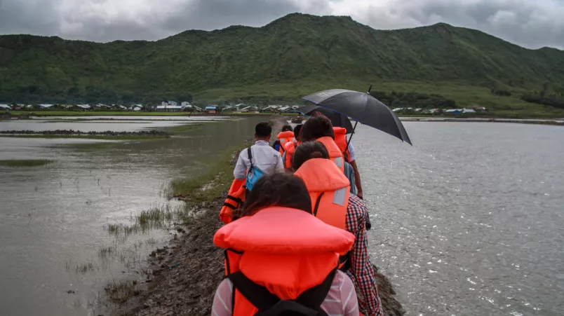 Medizinisches Team auf dem Weg in das Vertriebenencamp Ah Nauk Ye in Myanmar. 