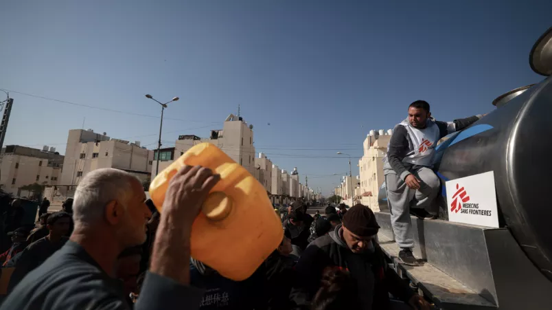 Unser Wasser- und Sanitärbeauftragte betreut die Wasserverteilung für Vertriebene in Rafah. Mitarbeitender bei Wasserausgabe