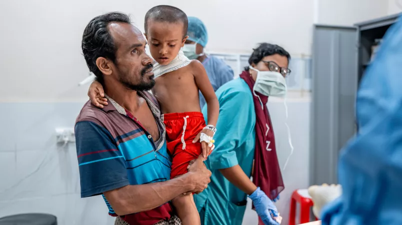 Der 4-Jährige Shofi wurde von seinem Vater ins Krankenhaus gebracht.