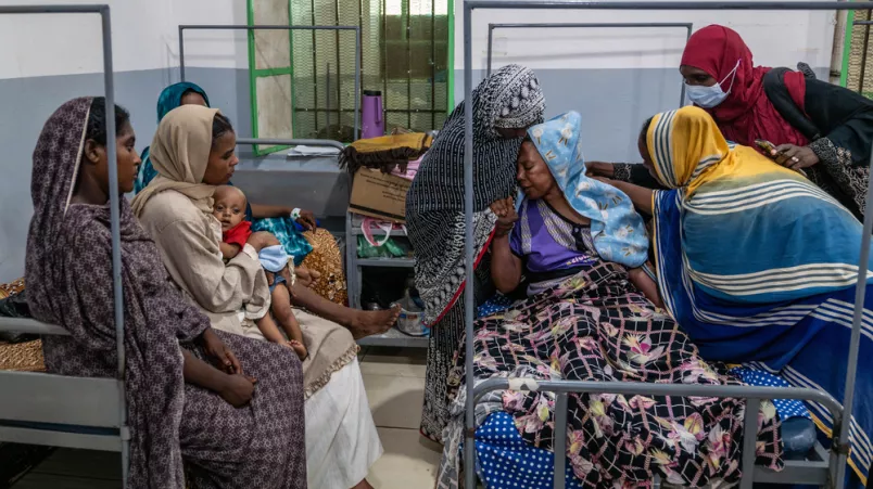 Sudan: Frauen trösten eine Frau