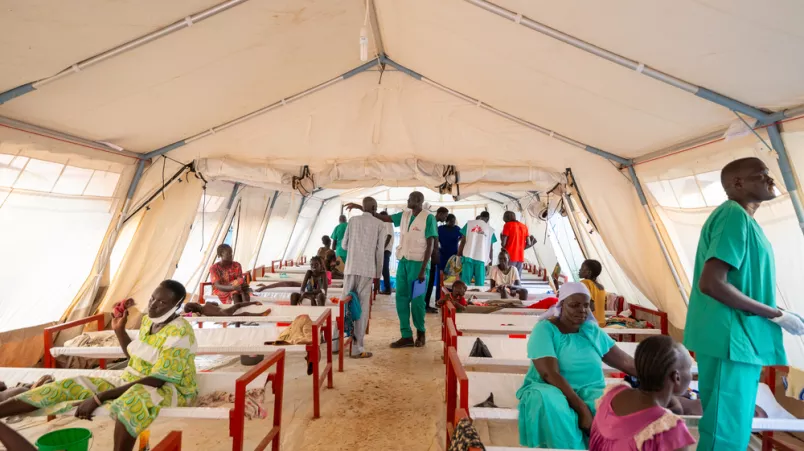 Zelt mit Patient*innen - Cholera-Ausbruch in Juba, Südsudan