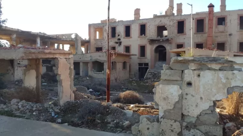  An den noch tragenden Strukturen sind Einschusslöcher zu sehen. 