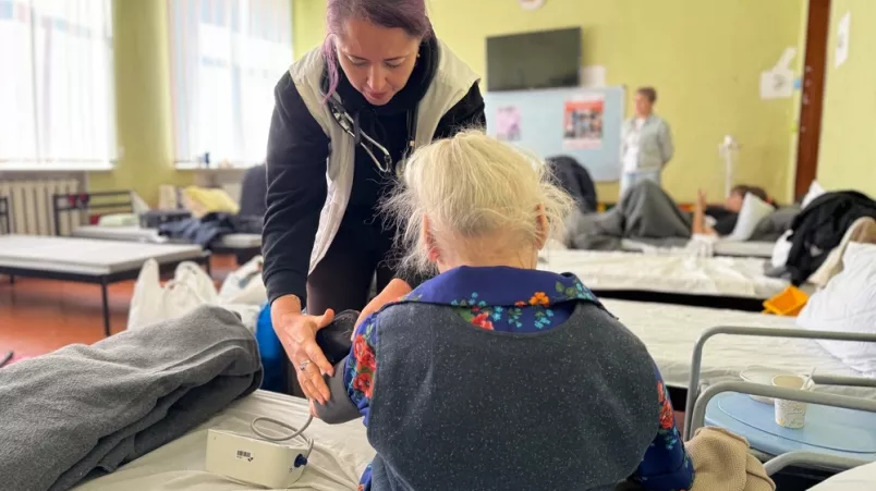 Ärtzin an Bett von Patientin