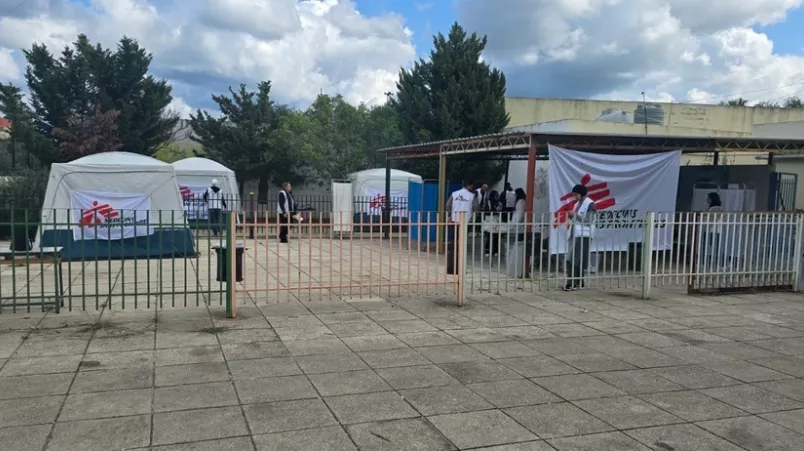 Weiße Zelte mit dem Logo von Ärzte ohne Grenzen