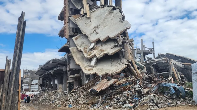 Ein zerstörtes Gebäude, kurz vor dem Zusammenbruch