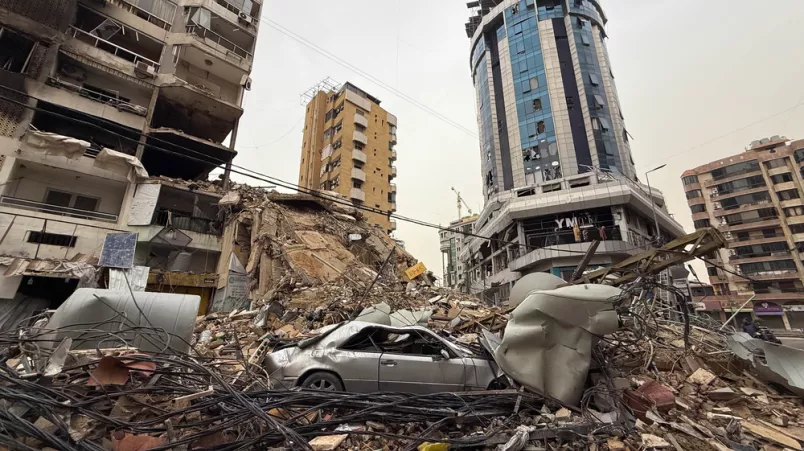 Ein zerstörtes Auto inmitten von Ruinen