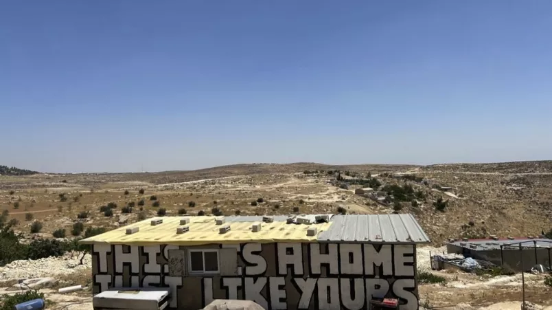 Ein Gebäude mit der Aufschrift "This is home, just like yours"