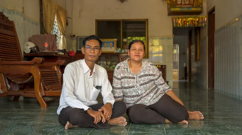 Mann und Frau sitzen nebeneinander