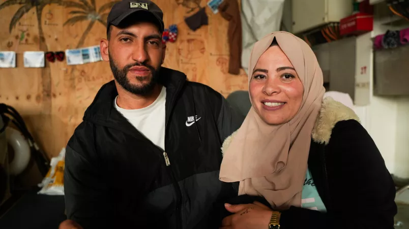 Mann und Frau nebeneinander